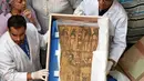 Petugas memperlihatkan sarkofagus kuno di Museum Mesir, Kairo, Selasa (21/6). Mesir mengatakan artefak kuno telah diimpor secara ilegal setelah diselundupkan melalui negara ketiga. (AFP PHOTO / Mohamed El-Shahed)