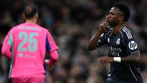 Menit ke-22, melalui eksekusi tendangan penalti, penyerang Real Madrid asal Brasil, Vinicius Junior membawa Los Blancos unggul 1-0. Tampak dalam foto, penyerang Real Madrid asal Brasil, Vinicius Junior, merayakan golnya pada pertandingan leg kedua 16 besar Liga Champions 2025/2026 melawan Manchester City di Etihad Stadium, barat laut Inggris, pada Selasa 17 Maret 2026 waktu setempat atau Rabu (18/3) dini hari WIB. (Paul ELLIS/AFP)