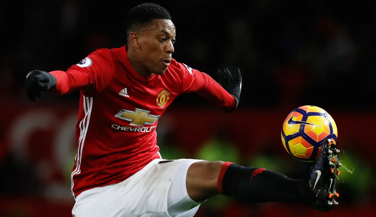 Penyerang MU, Anthony Martial berusaha mengontrol bola saat berhadapan dengan Sunderland pada pertandingan Liga Inggris di Old Trafford, (26/12).MU menang atas Sunderland dengan skror 3-1. (Reuters/Phil Noble)