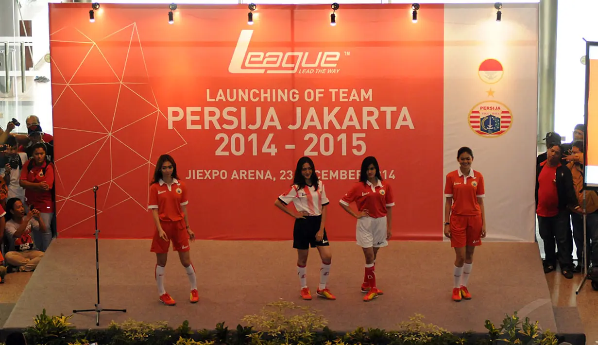 Sejumlah model memeragakan kostum baru tim Persija Jakarta musim 2015 saat peluncuran yang dihelat di Hall Atrium JIExpo, Kemayoran, (23/12/2014). (Liputan6.com/Helmi Fithriansyah)