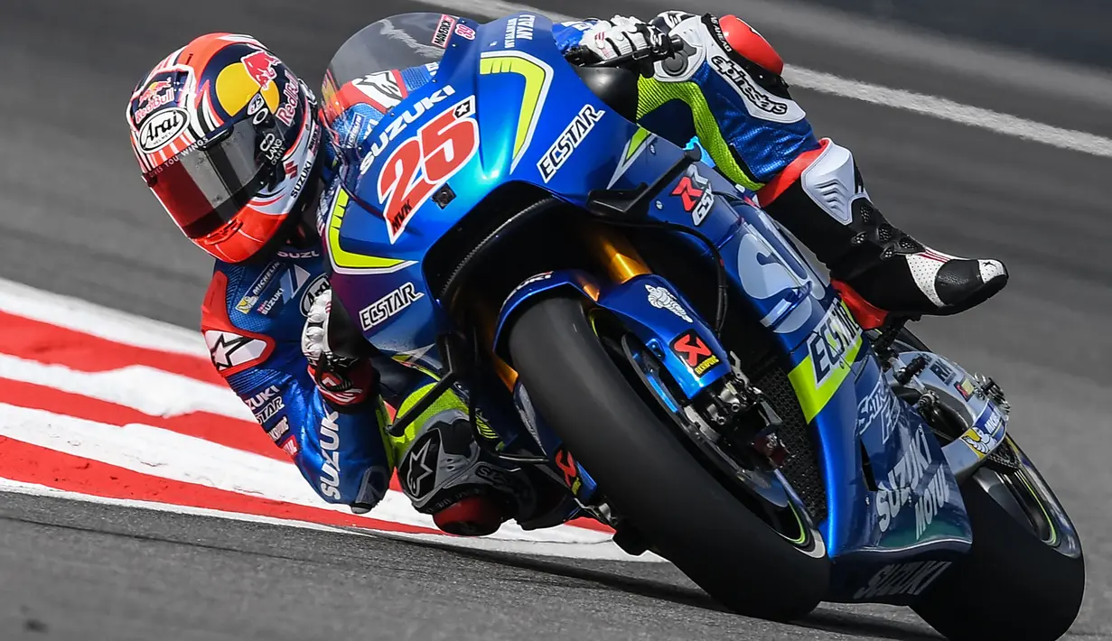 Maverick Vinales menjadi pembalap yang memulai kebangkitan Suzuki di MotoGP sejak kembali pada 2014 silam. Meski debutnya pada tahun 2015, Vinales baru bersinar pada musim keduanya. Ia mampu menjuarai GP Inggris 2016 usai berduel ketat dengan Marc Marquez. Vinalez juga tercatat pernah meraih empat kali podium pada musim itu sebelum hengkang ke Yamaha pada tahun 2017. (AFP/Mohd Rasfan)