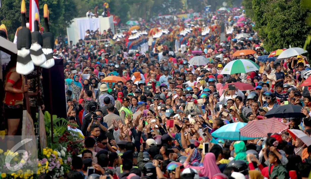 Antusias warga saat Festival Karnaval Khatulistiwa, Pontianak, Jakarta, Sabtu (22/8/2015). Pontianak menjadi tuan pertama Festival Karnaval Khatulistiwa yang diselenggarakan di luar Jakarta. (Liputan6.com/Faizal Fanani)