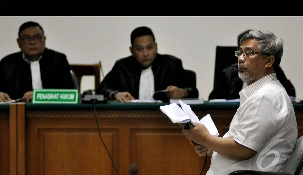 Mantan Ketua MK, Akil Mochtar, menjadi saksi dalam sidang dengan terdakwa Muhtar Ependy serta Wali Kota Palembang Romi Herton dan istrinya Masyitoh, Jakarta, Kamis (15/1/2015). (Liputan6.com/Miftahul Hayat)