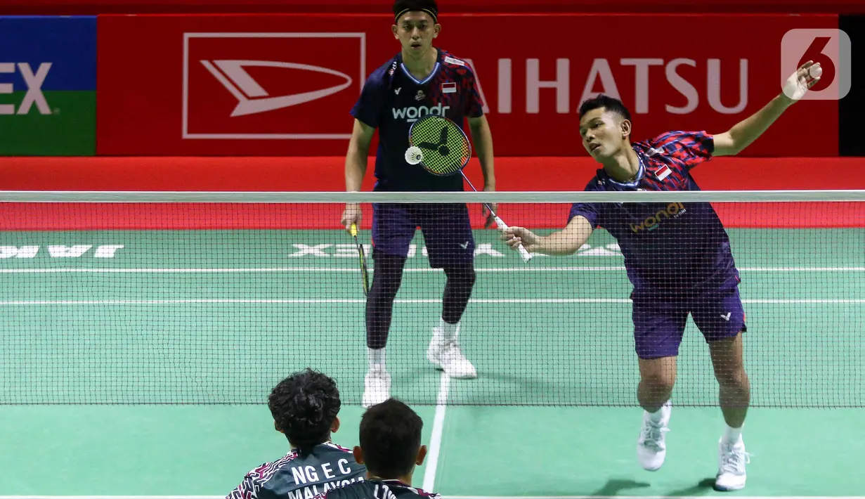 Ganda putra Indonesia, Fajar Alfian/Muhammad Rian berusaha mengembalikan kok ke Low Hang Yee/Ng Eng Cheong (Malaysia) pada 16 Besar Daihatsu Indonesia Masters 2025 di Istora Gelora Bung Karno, Senayan, Jakarta, Kamis (23/1/2025). (Liputan6.com/Herman Zakharia)