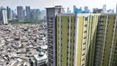 Pandangan udara Rusun Pasar Rumput dengan latar belakang permukiman padat penduduk, Jakarta, Senin (27/7/2020). (merdeka.com/Iqbal S. Nugroho)