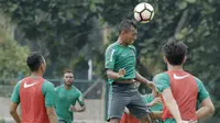 Striker Timnas Indonesia, Irfan Jaya, saat latihan di Lapangan ABC, Senayan, Jakarta, Kamis (22/2/2018). Pemusatan latihan tahap kedua ini dilakukan untuk persiapan Asian Games 2018. (Bola.com/M Iqbal Ichsan)