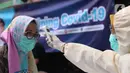 Petugas medis mengecek suhu tubuh warga saat Rapid Test Covid-19  dilakukan oleh Dinkes Provinsi Banten di Tangerang, Selasa (21/4/2020). Warga dapat melakukan isolasi mandiri setelah mengetahui hasil dari Rapid Test Covid-19 tersebut. (Liputan6.com/Angga Yuniar)