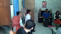 Penasihat hukum gadis STC, korban dugaan kejahatan seksual, memberikan keterangan di rumah korban, Manado, Sulawesi Utara. (Liputan6.com/Yoseph Ikanubun)