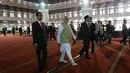 Presiden Joko Widodo dan PM India Narendra Modi berjalan di Masjid Istiqlal, Jakarta, Rabu (30/5). Kunjungan kenegaraan Narendra Modi tersebut membahas isu-isu bilateral, regional dan global. (Liputan6.com/Angga Yuniar)