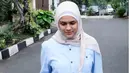 "Insya Allah istiqomah," tulis Nycta Gina sebagai keterangan foto dengan mengenakan jilbab. Kebanggan juga dirasakan oleh sang suami, Rizky Kinos. (Instagram/missnyctagina)