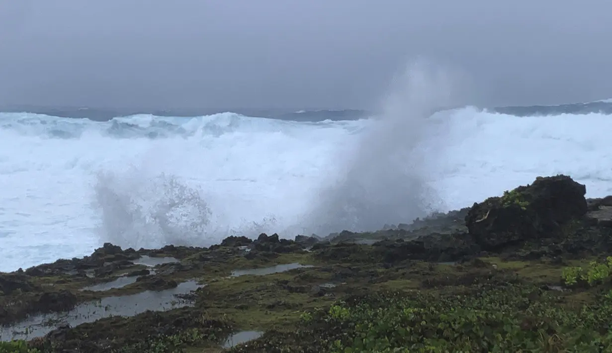 <p>Laut yang ganas juga diperkirakan terjadi di wilayah Amami dan Okinawa, dengan ketinggian gelombang mencapai sembilan meter. Badan cuaca memperingatkan warga untuk mewaspadai angin kencang dan gelombang tinggi, serta tanah longsor, banjir di dataran rendah, dan sungai yang meluap. (AP Photo/Hiro Komae)</p>