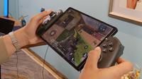 Hands-on Lenovo Legion Tab (Black dengan Gamepad Gamesir) saat acara pengenalan di Jakarta. Liputan6.com/Matahari Kartika Purusakara.