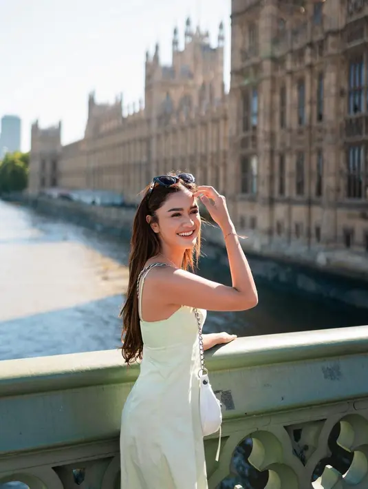 Selama berada di London, Inggris, aktris yang mengawali karier di serial Malam Minggu Miko ini terlihat mengunjungi berbagai lokasi ikonik. Dirinya juga terlihat begitu bahagia saat liburan ke London. (Liputan6.com/IG/@andiannsyah)