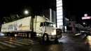 Sebuah kontainer truk trailer berisi lebih dari 100 mayat tak teridentifikasi dipindahkan dari Guadalajara menuju Jalisco di Meksiko, Senin (17/9). Penduduk lokal memprotes aparat di Guadalajara setelah menyium bau busuk yang ditimbulkan (AFP/Ulises Ruiz)