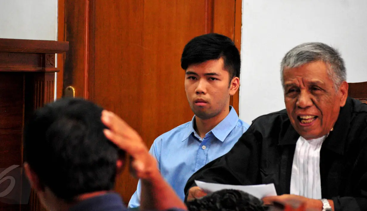 Terdakwa kasus kecelakaan maut di Arteri Pondok Indah, Christopher Daniel (baju biru) kembali menjalani sidang lanjutan dengan agenda mendengarkan keterangan saksi di Pengadilan Negeri (PN) Jakarta Selatan, Kamis(28/5/2015). (Liputan6.com/Yoppy Renato)
