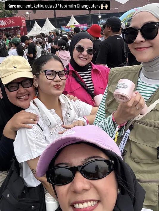 <p>Zaskia Adya Mecca hadir mengenakan atasan long sleeveless bergaris hijau dipadukan rompi warna coklat. Ia mengenakan kerudung polos serta kacamata hitam. [@zaskiadyamecca]</p>