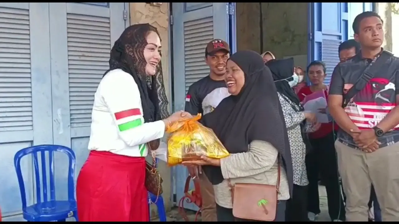 Istri Ketua Partai Kebangkitan Nusantara (PKN) Sulawesi Tenggara, Yulia Rahman Umar Samiun berbagi sembako di Kota Baubau.(Liputan6.com/Ahmad Akbar Fua)