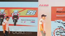 Pebalap Repsol Honda Team, Marc Marquez (kanan) dan Dani Pedrosa (kiri) tampil diatas panggung saat pada peluncuran Repsol Honda RC213V di Kemayoran, Jakarta, Jumat (3/2/2017).  (Bola.com/Nicklas Hanoatubun)