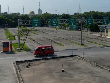 Suasana pelayanan moda transportasi di Terminal Pulogebang, Jakarta, Kamis (7/5/2020). Kementerian Perhubungan (Kemenhub) mengumumkan membuka kembali akses layanan moda transportasi umum mulai Kamis (7/5) ini, namun hal itu tidak membuat terminal menjadi ramai. (merdeka.com/Imam Buhori)