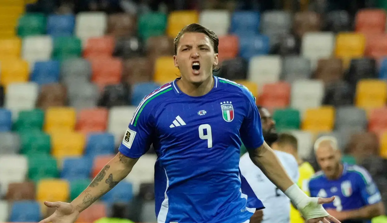 Jelang waktu turun minum, Italia unggul lewat eksekusi penalti Mateo Retegui pada menit ke-45+2. Di babak kedua, Mateo Retegui menambah keunggulan Gli Azzurri lewat gol yang dicetak pada menit ke-74. (AP Photo/Luca Bruno)