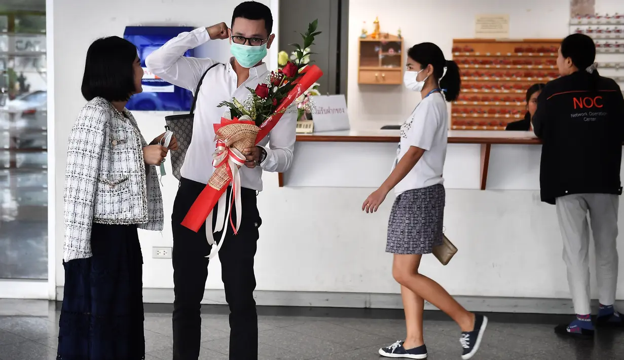 Sepasang suami istri bersiap untuk mendaftarkan surat nikah mereka pada Hari Valentine di Bang Rak atau Distrik Cinta di Bangkok, Thailand, Jumat (14/2/2020). Banyak pasangan menikah di Distrik Cinta karena mereka percaya akan membawa keberuntungan dan cinta yang tahan lama. (Lillian SUWANRUMPHA/AFP