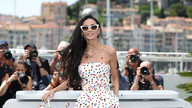 Rangkaian Gaya Demi Moore Bergaun Ketat di Cannes 2026, Tubuh Rampingnya Dijulidin