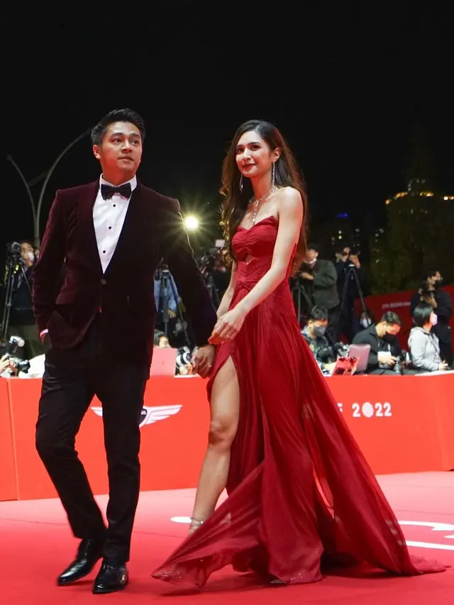 Melenggang di Red Carpet, Ini 7 Potret Mesra Mikha Tambayong dan Deva Mahenra