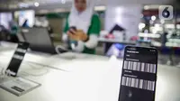 Petugas toko memeriksa IMEI handphone untuk didata di ITC Roxy Mas, Jakarta, Selasa (26/11/2019). Pemerintah melalui Kemendag, Kemenperin, dan Kemenkominfo menerbitkan regulasi pemblokiran ponsel ilegal melalui nomor IMEI yang disahkan pada 18 Oktober 2019. (Liputan6.com/Faizal Fanani)