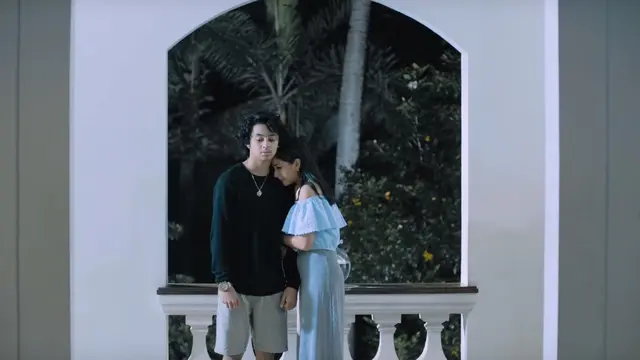 [Bintang] 	5 Kemesraan Bastian Steel dan Jessica Mila di Klip Aku Rindu