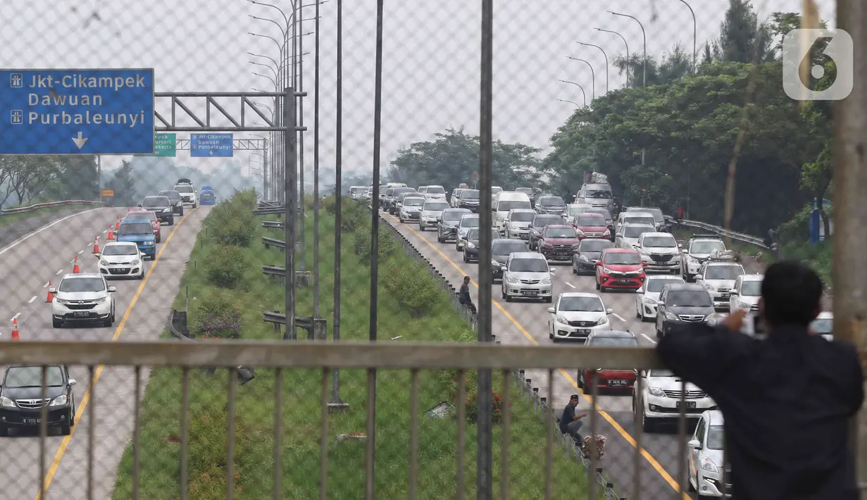 <p>Sejumlah kendaraan melintas di jalan tol Cikopo - Palimanan KM 73, Purwakarta, Jawa Barat, Sabtu (30/4/2022).  H-2 arus mudik Lebaran Idul Fitri 1443 H, ruas jalan Tol Trans Jawa kembali menerapakan skema contraflow. (Liputan6.com/Herman Zakharia)</p>