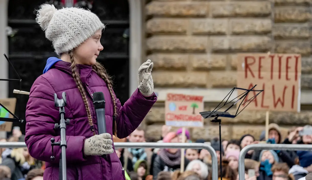 Aktivis iklim asal Swedia, Greta Thunberg berorasi saat berunjuk rasa di Hamburg, Jerman, Jumat (1/3). Thunberg menyerukan para pelajar untuk turun ke jalan menuntut tindakan konkret para politisi dalam menanggulangi perubahan iklim. (Axel Heimken/AFP)