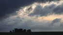 Foto yang diabadikan 20 Juni 2020 menunjukkan matahari terbenam dan para petugas keamanan berpatroli di situs warisan dunia Stonehenge di Wiltshire, Inggris. Sebuah lingkaran yang terdiri dari lubang-lubang prasejarah yang dalam ditemukan di dekat situs warisan dunia tersebut. (Xinhua/Tim Ireland)