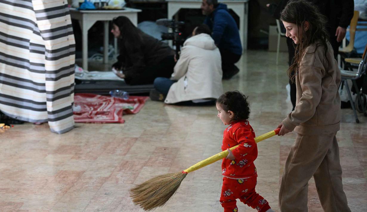 Diketahui, Israel terus membombardir Lebanon pada Senin 2 Maret 2026 lalu. Tampak dalam foto, anak-anak bermain di dalam sebuah sekolah yang diubah menjadi tempat penampungan bagi para pengungsi di kota Dekwaneh, utara Beirut, Lebanon, pada Kamis 5 Maret 2026. (Joseph EID/AFP)