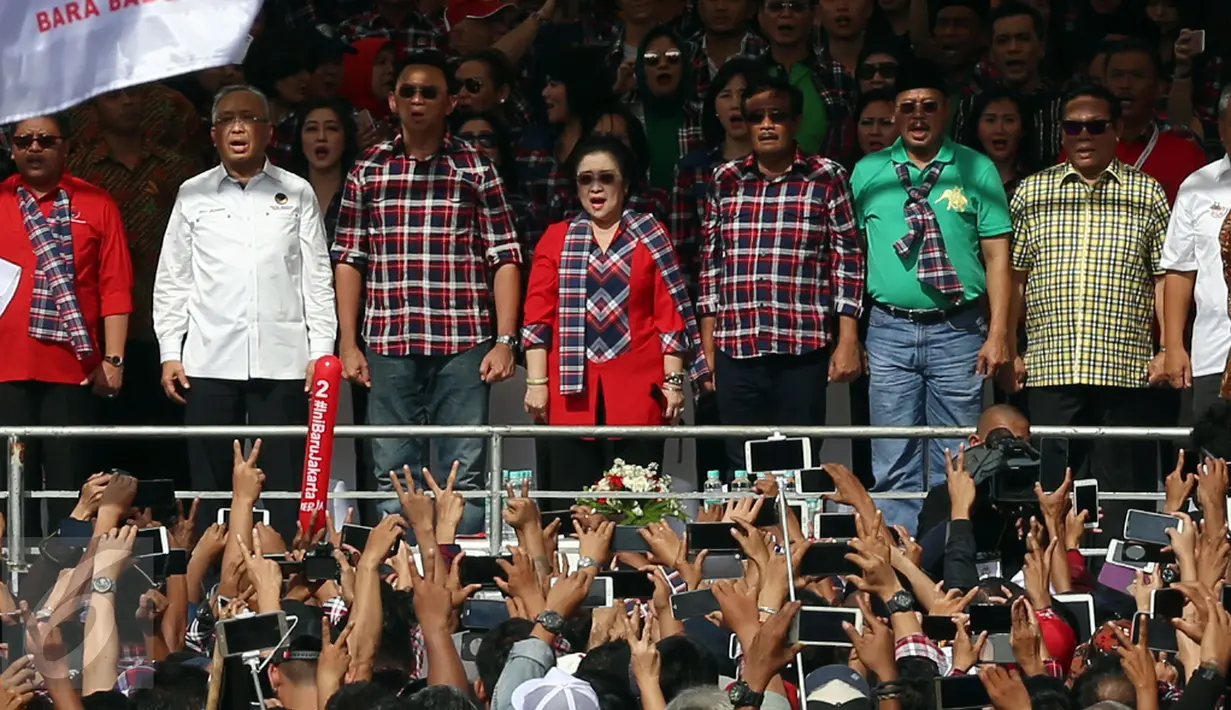 Presiden RI ke 5, Megawati Soekarnoputri didampingi Pasangan Calon Gubernur Nomor Urut 2 Basuki Tjahaja Purnama (Ahok) dan Djarot Saiful Hidayat menyanyikan lagu Indonesia Raya di ex golf driving range" Senayan, Jakarta, (4/2). (Liputan6/JohanTallo)