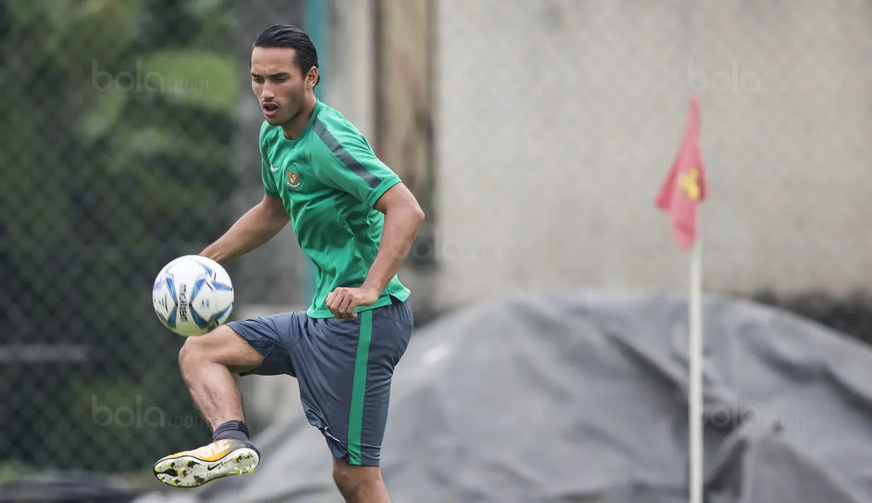 Striker Timnas Indonesia, Ezra Walian, mengontrol bola saat latihan di Padang Kelab Aman, Kuala Lumpur, Rabu (16/8/2017). Indonesia akan menghadapi Filipina pada laga kedua Grup B SEA Games 2017. (Bola.com/Vitalis Yogi Trisna)