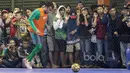 Randy Satria melakukan pemanasan sebelum turun melawan IPC Pelindo pada laga Uji Coba jelang AFF Futsal Championshi 2016 di Tifosi Sport Center, Jakarta Timur, (15/12017). Timnas menang 8-5. (Bola.com/Nicklas Hanoatubun)