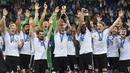 Kapten Jerman, Julian Draxler, bersama rekannya mengangkat trofi Piala Konfederasi 2017 setelah berhasil mengalahkan Cile di Stadion Saint Petersburg, Rusia, Minggu (3/7/2017). Jerman menang 1-0 atas Cile. (AP/Martin Meissner)