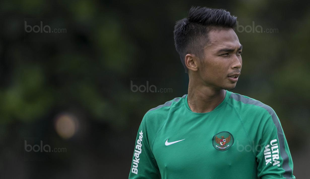 Bek Timnas Indonesia, Bagas Adi, usai mengikuti latihan di Lapangan ABC Senayan, Jakarta, Jumat (19/1/2018). Pemusatan latihan ini dilakukan jelang Asian Games 2018. (Bola.com/Vitalis Yogi Trisna)