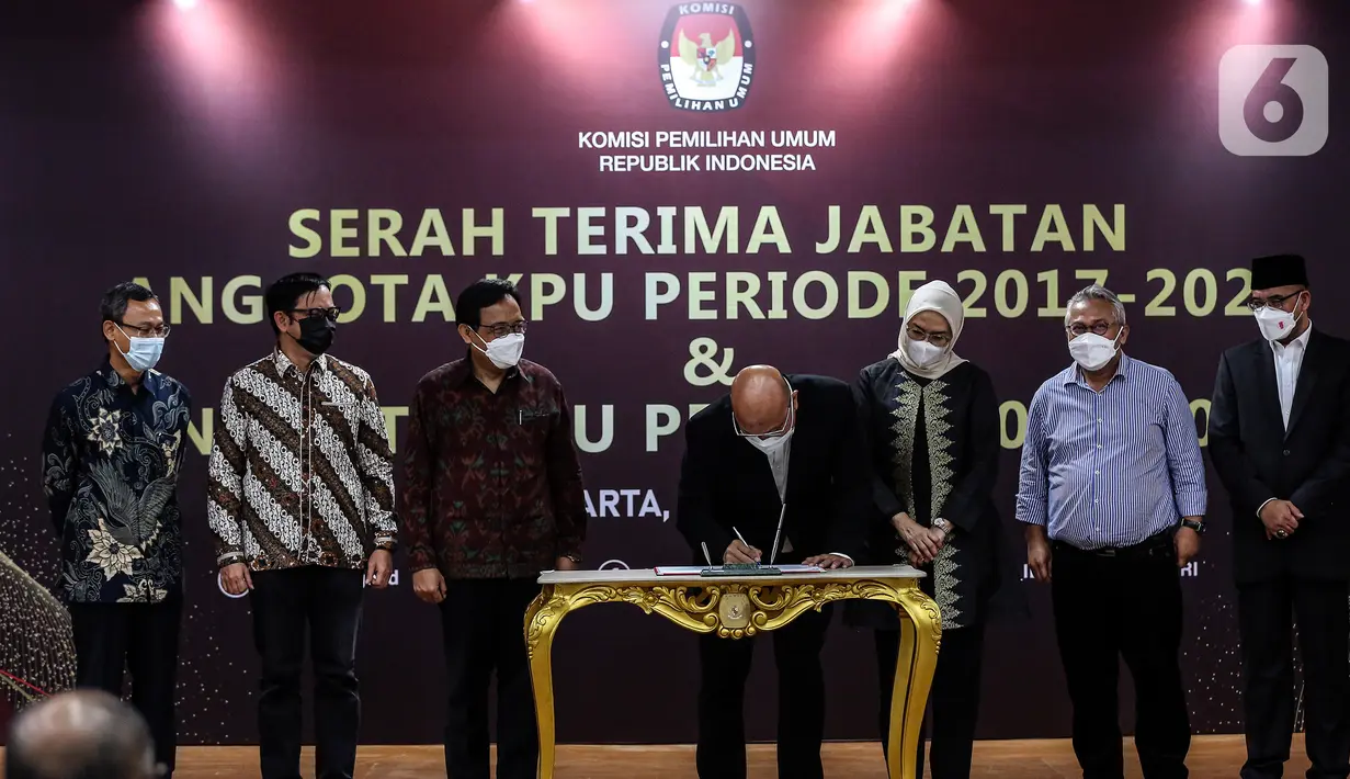 Ketua KPU Periode 2017 - 2022 Ilham Saputra menandatangani berita acara serah terima jabatan Komisioner KPU di Gedung KPU, Jakarta, Selasa (12/4/2022). Presiden Joko Widodo hari ini resmi melantik ketujuh komisioner KPU untuk bertugas dalam periode 2022-2027. (Liputan6.com/Johan Tallo)