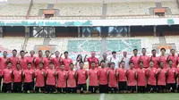 Pemain Timnas Indonesia foto bersama usai sesi latihan di Stadion Wibawa Mukti, Cikarang, Senin (13/1/2020). Sebanyak 51 pemain mengikuti seleksi untuk memperkuat skuat utama Timnas Indonesia U-19. (Bola.com/M Iqbal Ichsan)