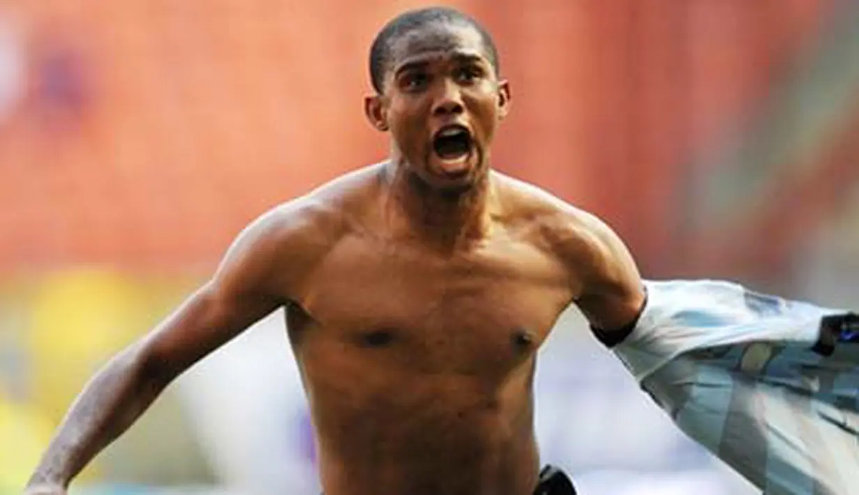 Selebrasi striker Inter Milan, Samuel Eto'o seusai mencetak gol pertama ke gawang AC Parma dalam lanjutan Serie A Italia yang berlangsung di San Siro Stadium, 13 September 2009. Inter unggul 2-0. AFP PHOTO/ALBERTO PIZZOLI