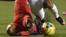 Andik Vermansyah dijegal Muhanna Shakir Hamzah saat Indonesia versus Singapura di Piala AFF 2016, Manila, Jumat (25/11). Andik menyumbang satu gol untuk kemenangan Indonesia dengan skor akhir 2-1. (AFP PHOTO / Ted Aljibe)