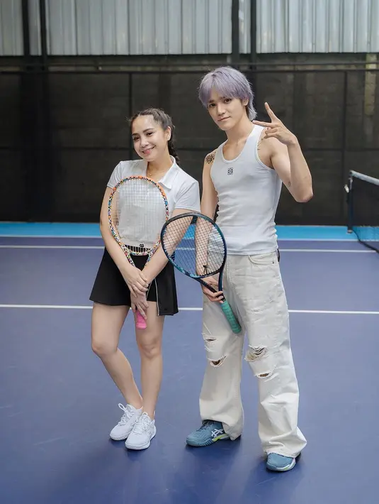 Di foto pertama, Nagita Slavina dan Taeyong NCT tampak berpose berdua. Foto: Instagram.