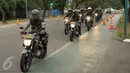 Sejumlah anggota TNI berpatroli menggunakan sepeda motor di sekitar Gereja Santo Laurensius, Alam Sutra, Tangerang, Kamis (24/12). Pengamanan gabungan ini untuk menimbuklkan rasa aman bagi para jemaat gereja. (Liputan6.com/Faisal R Syam)