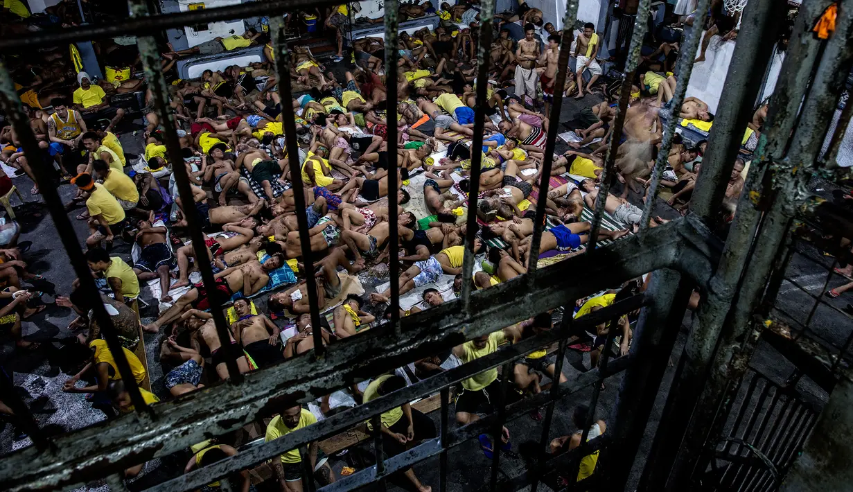 Gambar yang diambil pada 21 Juli 2016 memperlihatkan lapangan basket di dalam penjara kota Quezon digunakan untuk menampung para pengedar dan pemakai narkoba di Manila, Filipina. (AFP PHOTO/Noel CELIS)