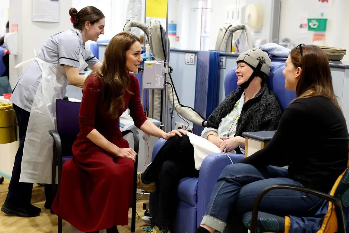 Sembuh dari Kanker, Kate Middleton Tampil Simple Elegan dengan Dress Merah Kunjungi Rumah Sakit Tempatnya Berobat