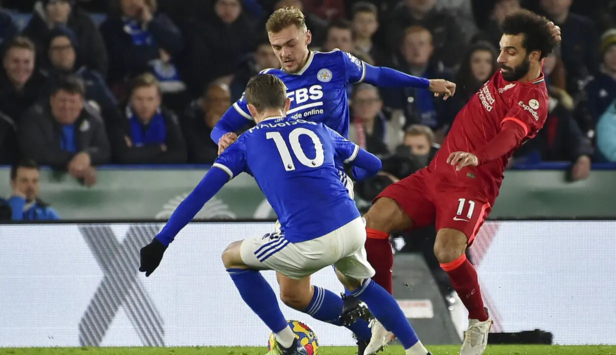 Pemain Liverpool Mohamed Salah (kanan) berduel memperebutkan bola dengan pemain Leicester City James Maddison (kiri depan) dan Kiernan Dewsbury-Hall pada pertandingan sepak bola Liga Inggris di Stadion King Power, Leicester, Inggris, 28 Desember 2021. Leicester City menang 1-0. (AP Photo/Rui Vieira)