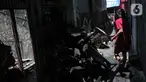 Wara mengais sisa-sisa kebakaran yang melanda permukiman di Jalan Setia, RT 12/02, Bidara Cina, Jatinegara, Jakarta, Selasa (22/10/2019). Kebakaran pada Senin (21/10) sore itu diduga berasal dari hubungan arus pendek listrik hingga menyebabkan hangusnya 51 rumah. (Liputan6.com/Faizal Fanani)