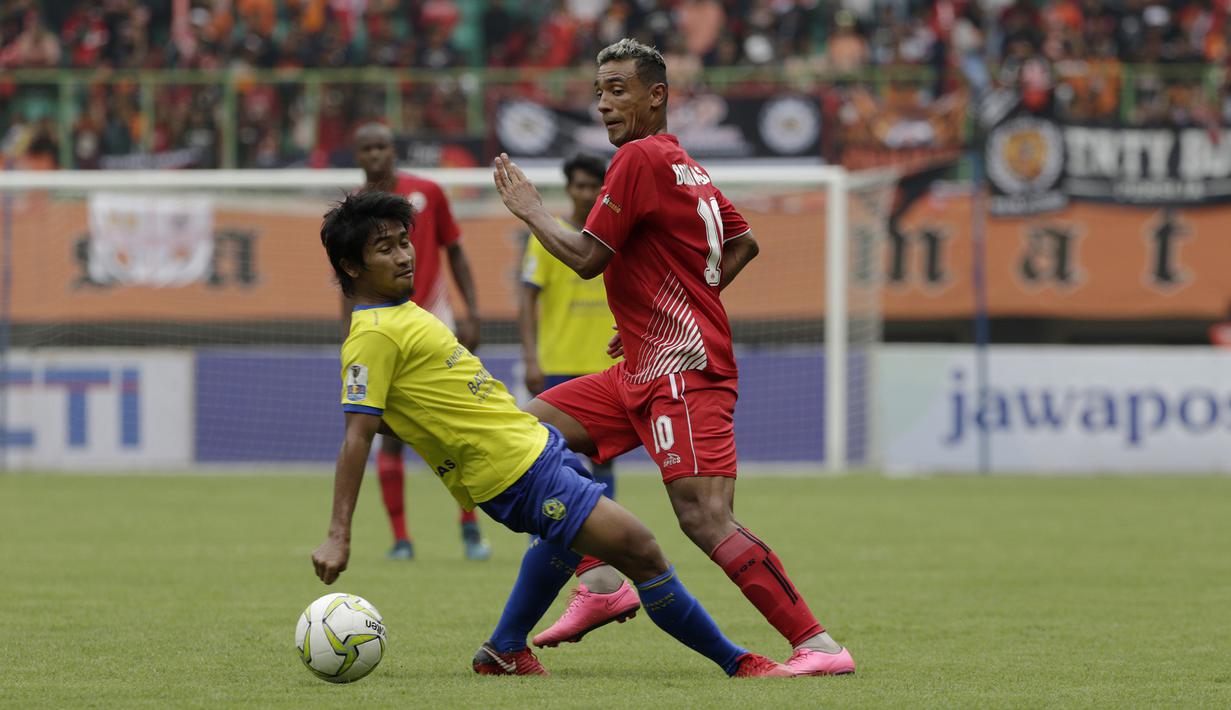 Gelandang Persija Jakarta, Bruno Matos, mengirim umpan saat melawan 757 Kepri Jaya pada laga Piala Indonesia di Stadion Patriot Bekasi, Jawa Barat, Rabu (23/1). Persija menang 8-2 atas Kepri. (Bola.com/Yoppy Renato)