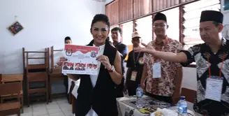 Penyanyi dan pemeran Krisdayanti sangat antusias memberikan hak suaranya untuk pemilihan Gubernur dan Wakil Gubernur DKI Jakarta 2017. Bersama dengan mamanya, ia berangkat sekitar pukul 10.00 WIB. (Nurwahyunan/Bintang.com)